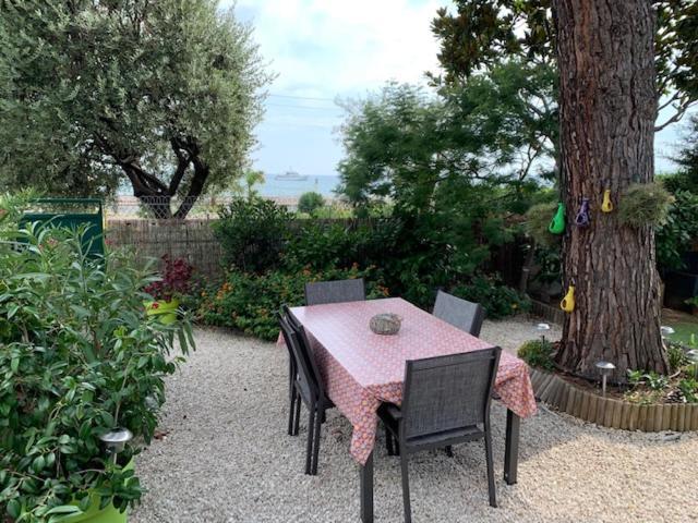 Appartement Face A La Mer Et Au Port Saint Laurent Du Var Avec Jardin Privatif Екстериор снимка