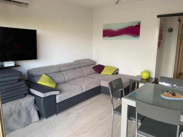 Appartement Face A La Mer Et Au Port Saint Laurent Du Var Avec Jardin Privatif Екстериор снимка